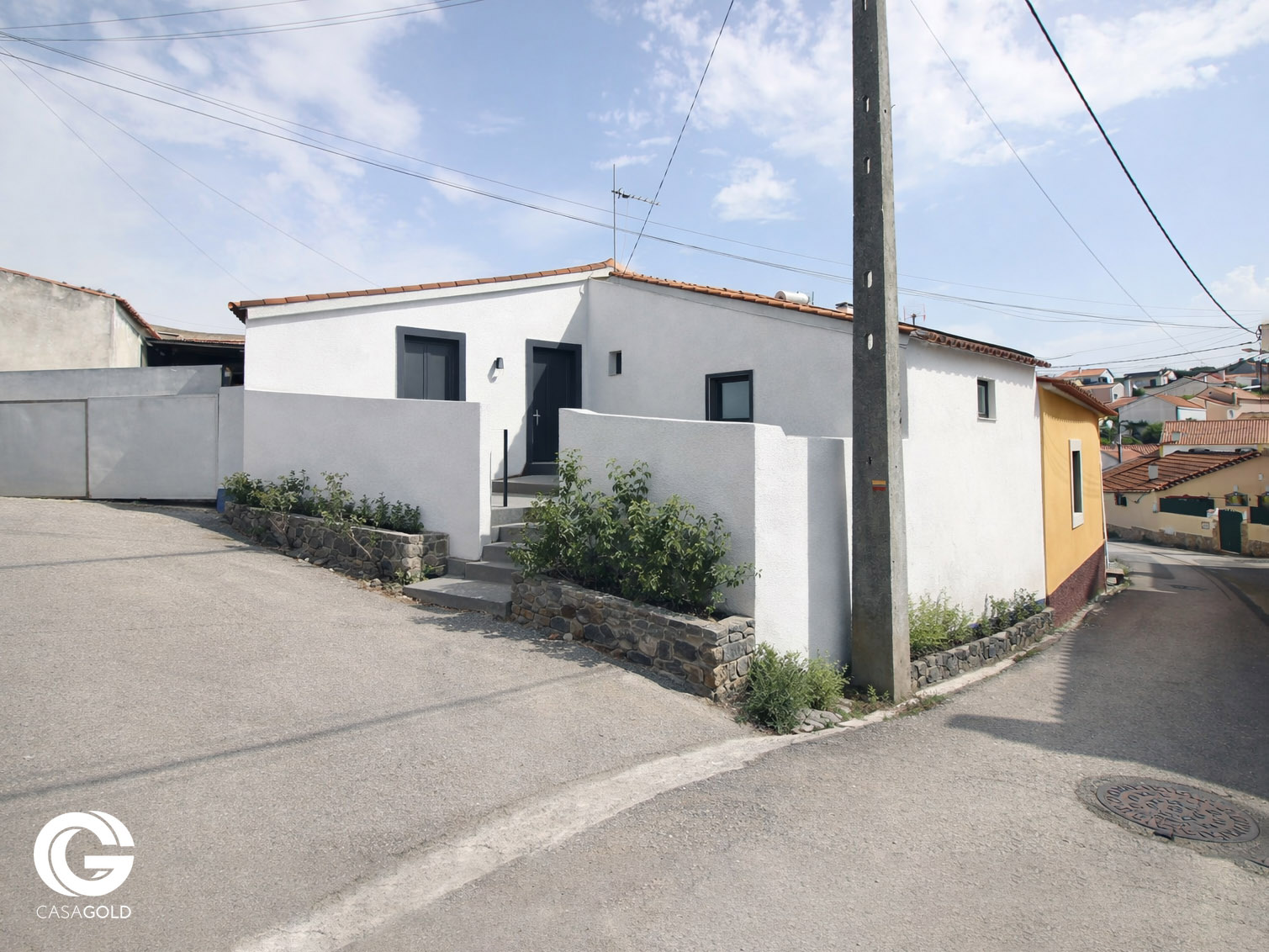 Imagem criada por IA da fachada renovada da moradia T2 em Curvel, Torres Vedras — Casa Gold